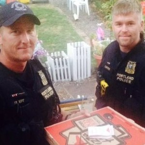 Police Deliver Pizza - © Imgur