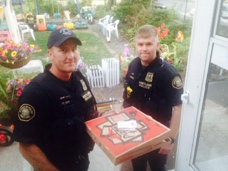Portland Police Deliver Pizza - © Imgur
