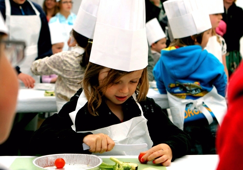 Kids Cooking - © farmfeast.co.uk