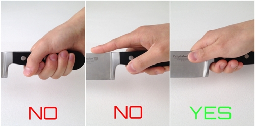 How To Hold A Knife - © mooreskitchen.wordpress.com