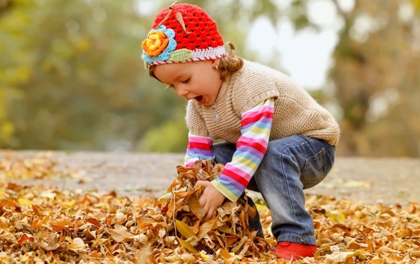 Kid Playing Outdoors - © parenta.com