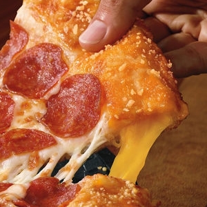 Grilled Cheese Stuffed Crust Pizza - Detail - © Pizza Hut