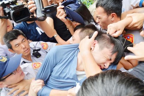 Protesters mob accused cat killer - © 2016 Taipei Times