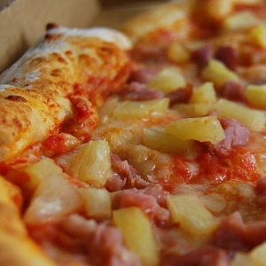 Classic Hawaiian Pizza - © Janine (Wikimedia Commons)