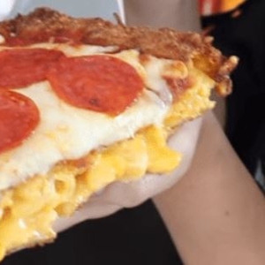 Mac N Cheese Crust Pizza - © Hellthy Junk Food
