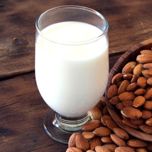 Almond Milk - © homenaturalcures.com