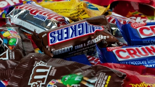 Halloween Mini Candy Bars - © skillet.lifehacker.com