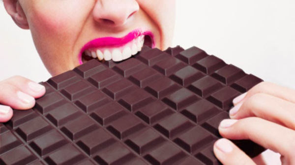 Eating Dark Chocolate - © thedieteticdegustation.blogspot.com