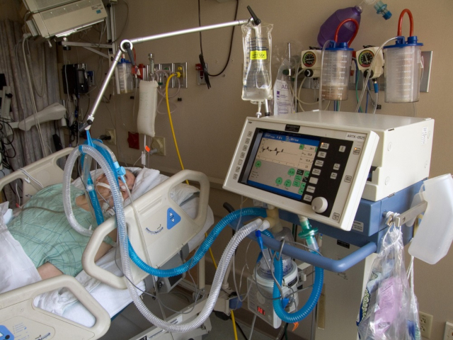 COVID-19 patient on Ventilator - © pulmonologyadvider.com