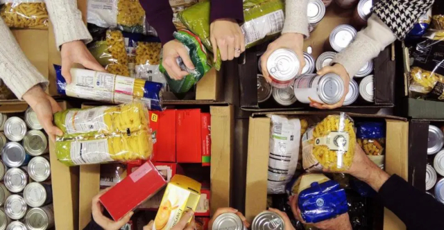 Packing Food Bank Hampers - © sourcesbc.ca
