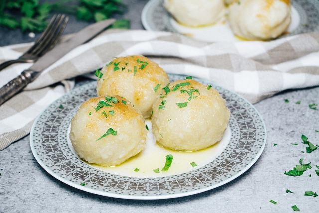 Kartoffelkloesse - © cookingtheglobe.com
