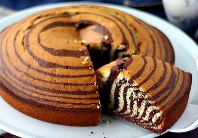 Zebra Cake - © kitchencookbook.net