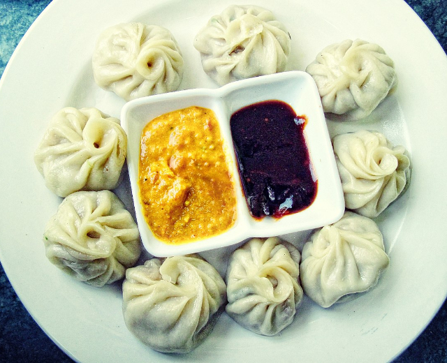 Momos - © via Wikipedia Commons