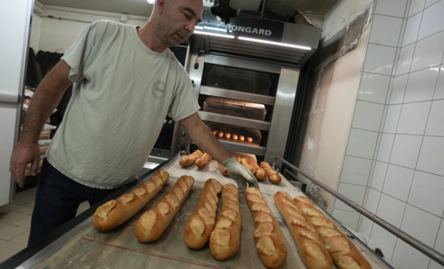 Baker David Buelens with Baguettes - © 2023 Michel Euler - AP