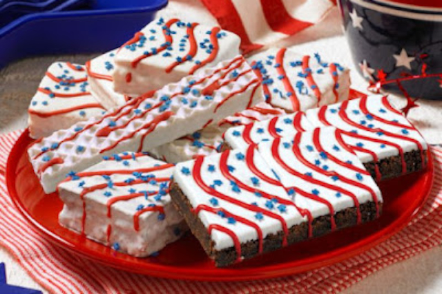 July 4 Snack Cakes - © 2023 Lil Debby