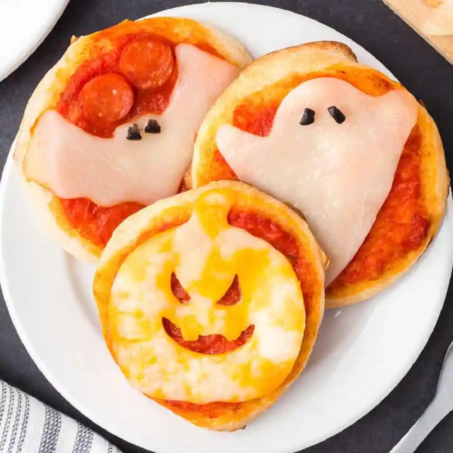 Halloween Mini Pizzas - © onmykidsplate.com