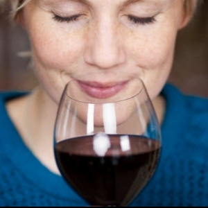 Red Wine Lady - 300 - © newjerseywinerycompany.com