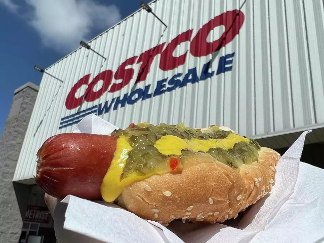 COSTCO Hot Dog - © 2024 - Mike Sutter - Houston Chronicle