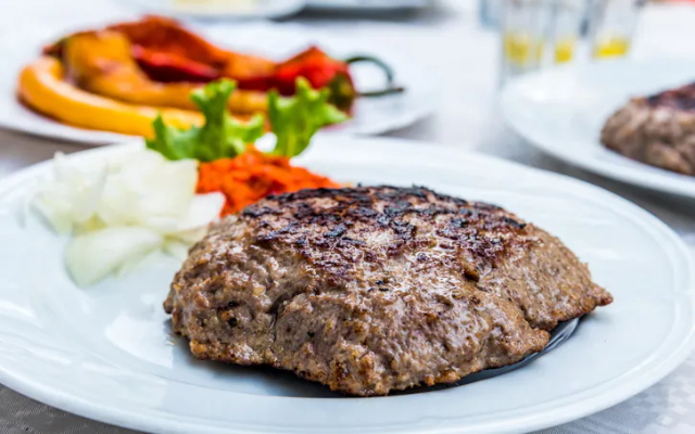 Pljeskavica - © 2024 Igor Stojakovic via Adobe Stock