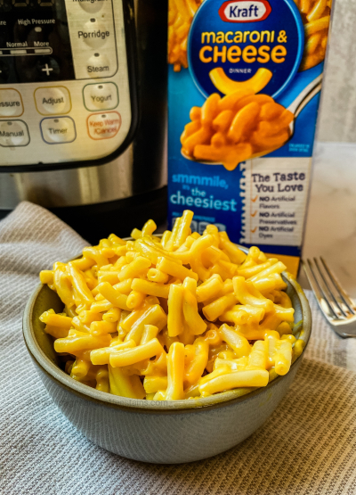 Plain Mac & Cheese © 2021 champagneandcoffeestains.com