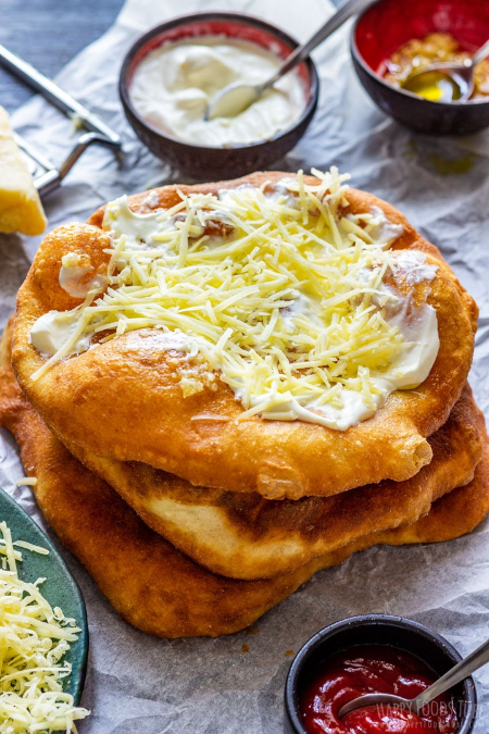 Langos - 450 - © 2025 happyfoodstube.com