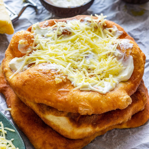Langos - © 2024 happyfoodstube.com