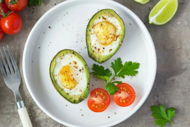Avocado Baked Eggs - © 2025 slenderkitchen.com