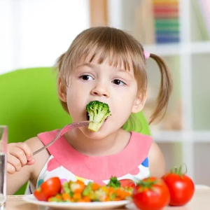 Kid Eating Brioccoli - 2 - ©2025 parenting.firstcry.com