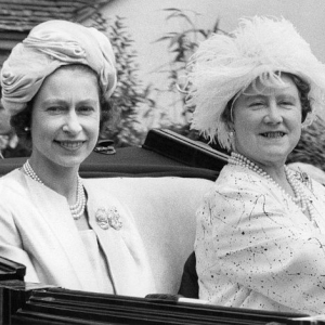Queen and Queen Mum - © 1963 AFP