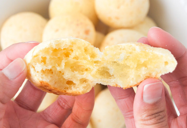 Pão de Queijo - © 2017 brazilliankitchenabroad.com