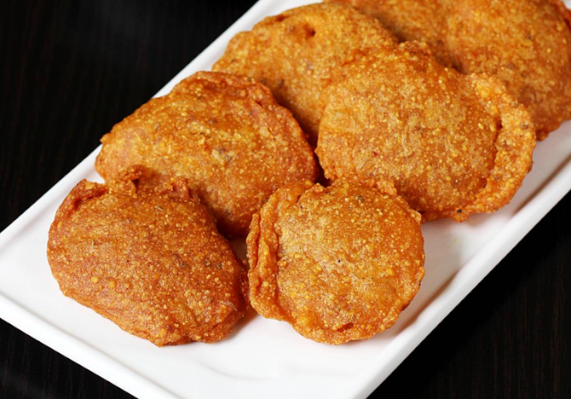 Aloo Pakoras - © 2023 Swasthi's Recipes