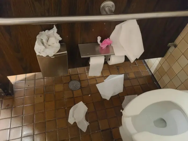 Dirty Restroom - © 2026 kLuTzYtUrTlE - Via reddit